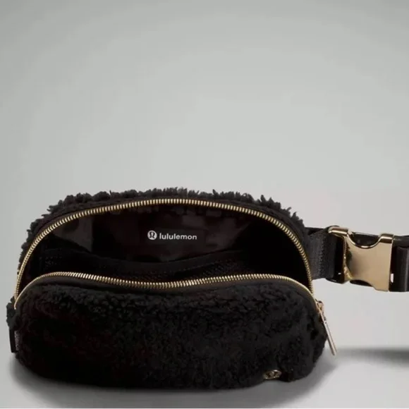 NWT Lululemon everywhere belt bag fleece black - Picture 2 of 7